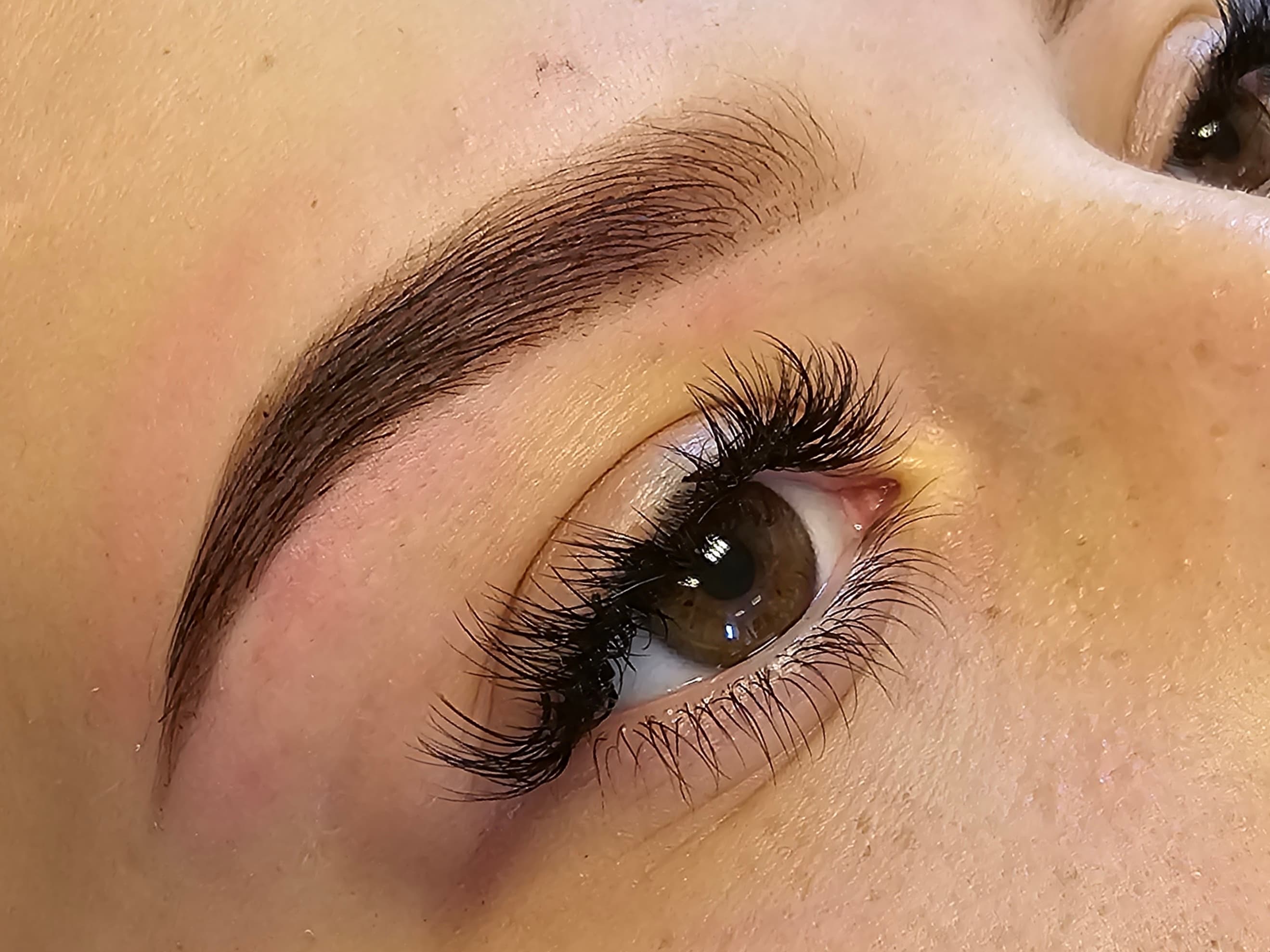 Brow shaping & tinting
